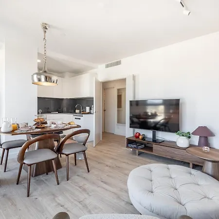 Skyline 9 Pool & Parking Free Apartment